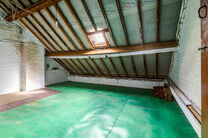 Cette spacieuse maison familiale est situ&eacute;e &agrave; proximit&eacute; du centre de Vilvorde et dispose de pas moins de 5 chambres, d&rsquo;un grenier suppl&eacute;mentaire, d&rsquo;une cave et d&rsquo;une terrasse. Gr&acirc;ce &agrave; ses beaux volumes et &agrave; ses diff&eacute;rents niveaux, la maison 