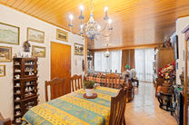 Cette solide maison de trois chambres b&eacute;n&eacute;ficie d&rsquo;un excellent emplacement &agrave; proximit&eacute; des transports en commun et de nombreuses commodit&eacute;s. Un atout majeur est son accessibilit&eacute; ais&eacute;e vers Bruxelles et le Ring de Bruxelles (R0). La maison dispos