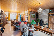 Cette solide maison de trois chambres b&eacute;n&eacute;ficie d&rsquo;un excellent emplacement &agrave; proximit&eacute; des transports en commun et de nombreuses commodit&eacute;s. Un atout majeur est son accessibilit&eacute; ais&eacute;e vers Bruxelles et le Ring de Bruxelles (R0). La maison dispos