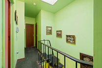 Cette solide maison de trois chambres b&eacute;n&eacute;ficie d&rsquo;un excellent emplacement &agrave; proximit&eacute; des transports en commun et de nombreuses commodit&eacute;s. Un atout majeur est son accessibilit&eacute; ais&eacute;e vers Bruxelles et le Ring de Bruxelles (R0). La maison dispos