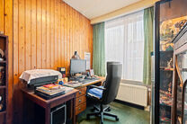 Cette solide maison de trois chambres b&eacute;n&eacute;ficie d&rsquo;un excellent emplacement &agrave; proximit&eacute; des transports en commun et de nombreuses commodit&eacute;s. Un atout majeur est son accessibilit&eacute; ais&eacute;e vers Bruxelles et le Ring de Bruxelles (R0). La maison dispos