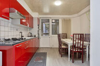 Cette maison de trois chambres avec un grand jardin sur un terrain de 310 m² est
idéalement située entre la périphérie flamande et Bruxelles, offrant d'excellentes connexions vers les deux régions.

En entrant, vous accédez au hall d'entrée, qui m