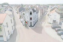 Cette spacieuse maison id&eacute;alement situ&eacute;e au c&oelig;ur de Zaventem offre 3 chambres &agrave; coucher de taille confortable, 
avec la possibilit&eacute; d&rsquo;en am&eacute;nager une 4ᵉ, 2 espaces de vie, 2 salles de bains ainsi qu&rsquo;un espace polyvalent au rez-de-chauss&eacute;e.
Un