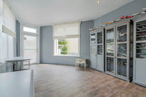 Cette spacieuse maison id&eacute;alement situ&eacute;e au c&oelig;ur de Zaventem offre 3 chambres &agrave; coucher de taille confortable, 
avec la possibilit&eacute; d&rsquo;en am&eacute;nager une 4ᵉ, 2 espaces de vie, 2 salles de bains ainsi qu&rsquo;un espace polyvalent au rez-de-chauss&eacute;e.
Un