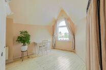 Cette spacieuse maison id&eacute;alement situ&eacute;e au c&oelig;ur de Zaventem offre 3 chambres &agrave; coucher de taille confortable, 
avec la possibilit&eacute; d&rsquo;en am&eacute;nager une 4ᵉ, 2 espaces de vie, 2 salles de bains ainsi qu&rsquo;un espace polyvalent au rez-de-chauss&eacute;e.
Un