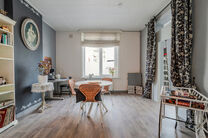 Cette spacieuse maison id&eacute;alement situ&eacute;e au c&oelig;ur de Zaventem offre 3 chambres &agrave; coucher de taille confortable, 
avec la possibilit&eacute; d&rsquo;en am&eacute;nager une 4ᵉ, 2 espaces de vie, 2 salles de bains ainsi qu&rsquo;un espace polyvalent au rez-de-chauss&eacute;e.
Un