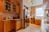 Cette spacieuse maison id&eacute;alement situ&eacute;e au c&oelig;ur de Zaventem offre 3 chambres &agrave; coucher de taille confortable, 
avec la possibilit&eacute; d&rsquo;en am&eacute;nager une 4ᵉ, 2 espaces de vie, 2 salles de bains ainsi qu&rsquo;un espace polyvalent au rez-de-chauss&eacute;e.
Un