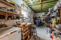 Cette spacieuse maison id&eacute;alement situ&eacute;e au c&oelig;ur de Zaventem offre 3 chambres &agrave; coucher de taille confortable, 
avec la possibilit&eacute; d&rsquo;en am&eacute;nager une 4ᵉ, 2 espaces de vie, 2 salles de bains ainsi qu&rsquo;un espace polyvalent au rez-de-chauss&eacute;e.
Un