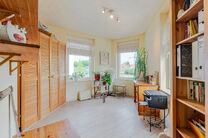 Cette spacieuse maison id&eacute;alement situ&eacute;e au c&oelig;ur de Zaventem offre 3 chambres &agrave; coucher de taille confortable, 
avec la possibilit&eacute; d&rsquo;en am&eacute;nager une 4ᵉ, 2 espaces de vie, 2 salles de bains ainsi qu&rsquo;un espace polyvalent au rez-de-chauss&eacute;e.
Un