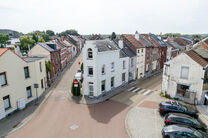 Cette spacieuse maison id&eacute;alement situ&eacute;e au c&oelig;ur de Zaventem offre 3 chambres &agrave; coucher de taille confortable, 
avec la possibilit&eacute; d&rsquo;en am&eacute;nager une 4ᵉ, 2 espaces de vie, 2 salles de bains ainsi qu&rsquo;un espace polyvalent au rez-de-chauss&eacute;e.
Un