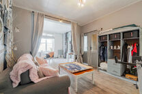 Cette spacieuse maison id&eacute;alement situ&eacute;e au c&oelig;ur de Zaventem offre 3 chambres &agrave; coucher de taille confortable, 
avec la possibilit&eacute; d&rsquo;en am&eacute;nager une 4ᵉ, 2 espaces de vie, 2 salles de bains ainsi qu&rsquo;un espace polyvalent au rez-de-chauss&eacute;e.
Un