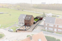 Cette spacieuse maison familiale avec 3 chambres, 2 salles de bains et plusieurs espaces de vie est id&eacute;alement situ&eacute;e dans un environnement rural, au sein d&rsquo;un quartier r&eacute;sidentiel calme &agrave; la fronti&egrave;re de Grimbergen.
Elle offre une combinaison parf