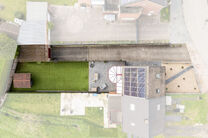 Cette spacieuse maison familiale avec 3 chambres, 2 salles de bains et plusieurs espaces de vie est id&eacute;alement situ&eacute;e dans un environnement rural, au sein d&rsquo;un quartier r&eacute;sidentiel calme &agrave; la fronti&egrave;re de Grimbergen.
Elle offre une combinaison parf