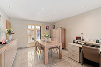 Cette spacieuse maison familiale avec 3 chambres, 2 salles de bains et plusieurs espaces de vie est id&eacute;alement situ&eacute;e dans un environnement rural, au sein d&rsquo;un quartier r&eacute;sidentiel calme &agrave; la fronti&egrave;re de Grimbergen.
Elle offre une combinaison parf