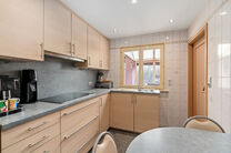 Cette spacieuse maison familiale avec 3 chambres, 2 salles de bains et plusieurs espaces de vie est id&eacute;alement situ&eacute;e dans un environnement rural, au sein d&rsquo;un quartier r&eacute;sidentiel calme &agrave; la fronti&egrave;re de Grimbergen.
Elle offre une combinaison parf