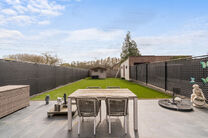 Cette spacieuse maison familiale avec 3 chambres, 2 salles de bains et plusieurs espaces de vie est id&eacute;alement situ&eacute;e dans un environnement rural, au sein d&rsquo;un quartier r&eacute;sidentiel calme &agrave; la fronti&egrave;re de Grimbergen.
Elle offre une combinaison parf