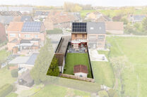 Cette spacieuse maison familiale avec 3 chambres, 2 salles de bains et plusieurs espaces de vie est id&eacute;alement situ&eacute;e dans un environnement rural, au sein d&rsquo;un quartier r&eacute;sidentiel calme &agrave; la fronti&egrave;re de Grimbergen.
Elle offre une combinaison parf