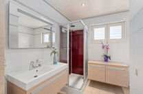 Cette spacieuse maison familiale avec 3 chambres, 2 salles de bains et plusieurs espaces de vie est id&eacute;alement situ&eacute;e dans un environnement rural, au sein d&rsquo;un quartier r&eacute;sidentiel calme &agrave; la fronti&egrave;re de Grimbergen.
Elle offre une combinaison parf