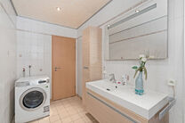 Cette spacieuse maison familiale avec 3 chambres, 2 salles de bains et plusieurs espaces de vie est id&eacute;alement situ&eacute;e dans un environnement rural, au sein d&rsquo;un quartier r&eacute;sidentiel calme &agrave; la fronti&egrave;re de Grimbergen.
Elle offre une combinaison parf