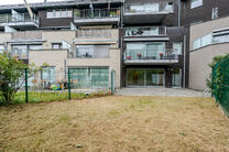 Cet appartement en rez-de-chaussée avec deux chambres est situé dans un cadre paisible et verdoyant, à proximité immédiate de la frontière flamande, au sein d’une copropriété bien entretenue.
Bien qu’il ne dispose pas encore d’une cuisine ni