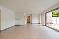 Cet appartement en rez-de-chauss&eacute;e avec deux chambres est situ&eacute; dans un cadre paisible et verdoyant, &agrave; proximit&eacute; imm&eacute;diate de la fronti&egrave;re flamande, au sein d&rsquo;une copropri&eacute;t&eacute; bien entretenue.
Bien qu&rsquo;il ne dispose pas encore d&rsquo;une cuisine ni