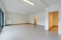 Cet appartement en rez-de-chauss&eacute;e avec deux chambres est situ&eacute; dans un cadre paisible et verdoyant, &agrave; proximit&eacute; imm&eacute;diate de la fronti&egrave;re flamande, au sein d&rsquo;une copropri&eacute;t&eacute; bien entretenue.
Bien qu&rsquo;il ne dispose pas encore d&rsquo;une cuisine ni