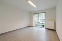 Cet appartement en rez-de-chauss&eacute;e avec deux chambres est situ&eacute; dans un cadre paisible et verdoyant, &agrave; proximit&eacute; imm&eacute;diate de la fronti&egrave;re flamande, au sein d&rsquo;une copropri&eacute;t&eacute; bien entretenue.
Bien qu&rsquo;il ne dispose pas encore d&rsquo;une cuisine ni