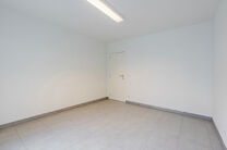 Cet appartement en rez-de-chauss&eacute;e avec deux chambres est situ&eacute; dans un cadre paisible et verdoyant, &agrave; proximit&eacute; imm&eacute;diate de la fronti&egrave;re flamande, au sein d&rsquo;une copropri&eacute;t&eacute; bien entretenue.
Bien qu&rsquo;il ne dispose pas encore d&rsquo;une cuisine ni