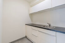 Cet appartement en rez-de-chauss&eacute;e avec deux chambres est situ&eacute; dans un cadre paisible et verdoyant, &agrave; proximit&eacute; imm&eacute;diate de la fronti&egrave;re flamande, au sein d&rsquo;une copropri&eacute;t&eacute; bien entretenue.
Bien qu&rsquo;il ne dispose pas encore d&rsquo;une cuisine ni