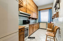 Cet appartement situ&eacute; au rez-de-chauss&eacute;e comprend 3 chambres, une v&eacute;randa, une cave privative ainsi qu'un emplacement de parking.

DISPOSITION:
Le hall d'entr&eacute;e central dessert l'ensemble des pi&egrave;ces de l'appartement.
Le parquet, parfaitement entreten