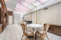 Cet appartement situ&eacute; au rez-de-chauss&eacute;e comprend 3 chambres, une v&eacute;randa, une cave privative ainsi qu'un emplacement de parking.

DISPOSITION:
Le hall d'entr&eacute;e central dessert l'ensemble des pi&egrave;ces de l'appartement.
Le parquet, parfaitement entreten