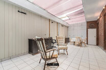 Cet appartement situ&eacute; au rez-de-chauss&eacute;e comprend 3 chambres, une v&eacute;randa, une cave privative ainsi qu'un emplacement de parking.

DISPOSITION:
Le hall d'entr&eacute;e central dessert l'ensemble des pi&egrave;ces de l'appartement.
Le parquet, parfaitement entreten