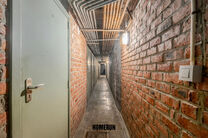 Cet appartement situ&eacute; au rez-de-chauss&eacute;e comprend 3 chambres, une v&eacute;randa, une cave privative ainsi qu'un emplacement de parking.

DISPOSITION:
Le hall d'entr&eacute;e central dessert l'ensemble des pi&egrave;ces de l'appartement.
Le parquet, parfaitement entreten