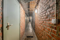 Cet appartement situ&eacute; au rez-de-chauss&eacute;e comprend 3 chambres, une v&eacute;randa, une cave privative ainsi qu'un emplacement de parking.

DISPOSITION:
Le hall d'entr&eacute;e central dessert l'ensemble des pi&egrave;ces de l'appartement.
Le parquet, parfaitement entreten