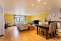 Cet appartement de plain-pied prêt à emménager offre une expérience de vie confortable avec deux chambres,
un garage intérieur et un jardin spacieux. Il est situé dans une rue à sens unique calme dans un quartier résidentiel de Vilvorde.
L'apparte