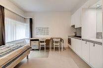 This recently renovated, move-in ready student room offers a pleasant and practical living solution in a well-maintained student house.
The room comes with a private kitchenette equipped with an electric cooktop, built-in microwave, sink, and convenient s