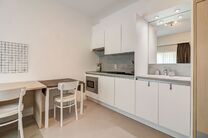 This recently renovated, move-in ready student room offers a pleasant and practical living solution in a well-maintained student house.
The room comes with a private kitchenette equipped with an electric cooktop, built-in microwave, sink, and convenient s