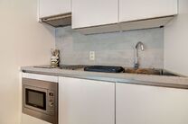 This recently renovated, move-in ready student room offers a pleasant and practical living solution in a well-maintained student house.
The room comes with a private kitchenette equipped with an electric cooktop, built-in microwave, sink, and convenient s