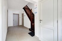 This recently renovated, move-in ready student room offers a pleasant and practical living solution in a well-maintained student house.
The room comes with a private kitchenette equipped with an electric cooktop, built-in microwave, sink, and convenient s