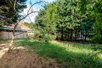 Beau terrain large de 5 ares 51 centiares destin&eacute; &agrave; la construction d&rsquo;un immeuble &agrave; appartements, comprenant au maximum deux niveaux sous la corniche, avec toiture en pente.