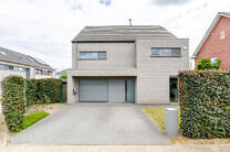 Cette magnifique maison familiale moderne avec 4 chambres, 2 salles de bains, garage, double emplacement de parking et jardin b&eacute;n&eacute;ficie d&rsquo;une excellente situation dans un quartier r&eacute;sidentiel calme, rural et &agrave; faible circulation.
La maison combine u