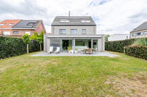 Cette magnifique maison familiale moderne avec 4 chambres, 2 salles de bains, garage, double emplacement de parking et jardin b&eacute;n&eacute;ficie d&rsquo;une excellente situation dans un quartier r&eacute;sidentiel calme, rural et &agrave; faible circulation.
La maison combine u