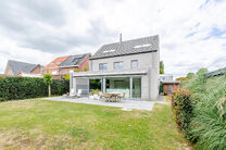 Cette magnifique maison familiale moderne avec 4 chambres, 2 salles de bains, garage, double emplacement de parking et jardin b&eacute;n&eacute;ficie d&rsquo;une excellente situation dans un quartier r&eacute;sidentiel calme, rural et &agrave; faible circulation.
La maison combine u