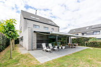Cette magnifique maison familiale moderne avec 4 chambres, 2 salles de bains, garage, double emplacement de parking et jardin b&eacute;n&eacute;ficie d&rsquo;une excellente situation dans un quartier r&eacute;sidentiel calme, rural et &agrave; faible circulation.
La maison combine u