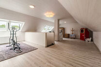 Cette magnifique maison familiale moderne avec 4 chambres, 2 salles de bains, garage, double emplacement de parking et jardin b&eacute;n&eacute;ficie d&rsquo;une excellente situation dans un quartier r&eacute;sidentiel calme, rural et &agrave; faible circulation.
La maison combine u