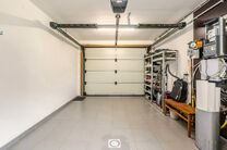 Cette magnifique maison familiale moderne avec 4 chambres, 2 salles de bains, garage, double emplacement de parking et jardin b&eacute;n&eacute;ficie d&rsquo;une excellente situation dans un quartier r&eacute;sidentiel calme, rural et &agrave; faible circulation.
La maison combine u