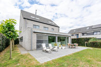 Deze prachtige, moderne gezinswoning met 4 slaapkamers, 2 badkamers, garage, dubbele autostaanplaats en tuin is uitstekend gelegen in een rustige, landelijke en autoluwe woonwijk.
De woning combineert een hedendaagse architectuur met royale leefruimtes, v