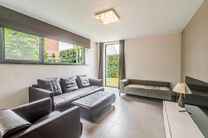 Deze prachtige, moderne gezinswoning met 4 slaapkamers, 2 badkamers, garage, dubbele autostaanplaats en tuin is uitstekend gelegen in een rustige, landelijke en autoluwe woonwijk.
De woning combineert een hedendaagse architectuur met royale leefruimtes, v
