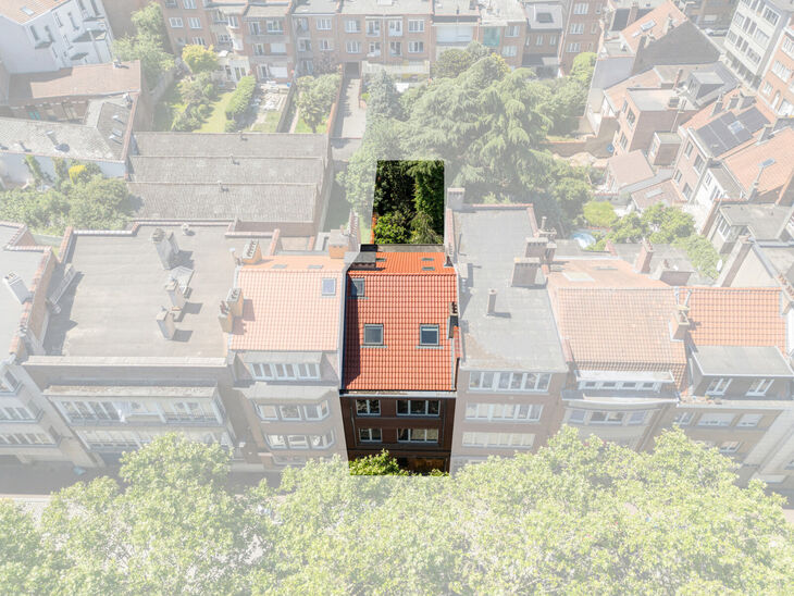 Two-family property consisting of one apartment and one duplex apartment, with garage, garden and terraces.
The building comprises a total of 8 bedrooms and 3 bathrooms.

LAYOUT:
The first floor features a one-bedroom apartment with a 9 m&sup2; terrace. The d
