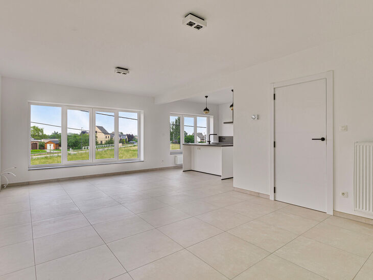 Ce magnifique duplex r&eacute;nov&eacute; avec 4 chambres et 2 salles de bains est situ&eacute; dans un cadre calme et rural.
L'appartement fait partie d'une petite copropri&eacute;t&eacute; avec seulement deux appartements.

Il vous offre confort, style et intimit&eacute; avec un garage pr